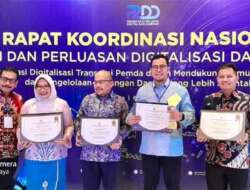 Sijunjung Raih Penghargaan Kabupaten Terbaik TP2DD Wilayah Sumatera dari Menkominfo