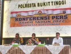Plt. Kapolresta Bukittinggi Gelar Konferensi Pers Akhir Tahun 2022