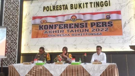Plt. Kapolresta Bukittinggi Gelar Konferensi Pers Akhir Tahun 2022 1 Kapolresta Bukittinggi Gelar Konferensi Pers Akhir Tahun 2022