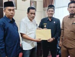 Wali Nagari Ambung Kapur Serahkan Surat Permohonan Pengaspalan Jalan Ke Ketua Dprd Padang Pariaman