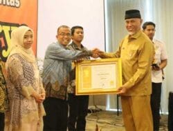 Gubernur Sumbar Serahkan Penghargaan Siddhakarya 2022