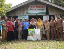 Wakil Ketua Komisi IV DPRD Sumbar Ini Beri Bantuan Pupuk NPK kepada 4 Keltan di Bukit Surungan