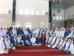Nofriyanti Kukuhkan 22 Pengurus BKMT Kecamatan Pasaman, Ini Harapan Ny. Titi