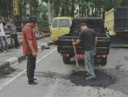 Nofrizal Syukri Awasi Penutupan Lubang Jalan Dalam Kota Pariaman