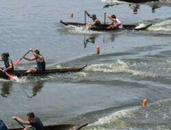 Riak Danau Jadi Tantangan bagi Peserta Pacu Biduak Open Race 2022
