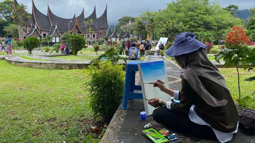 Pelukis Profesional dan Peserta Lomba Melukis Padang Panjang Art Fest II tahun 2022 warnai kanvasnya