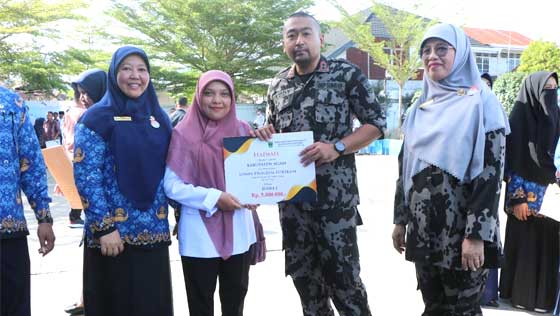 Audy Joinaldy serahkan hadiah