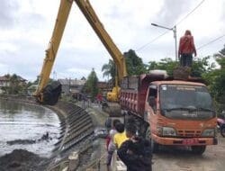 Pemko Padang Kembali Keruk Sedimen Batang Arau