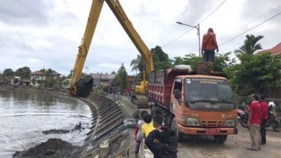 Pemko Padang Kembali Keruk Sedimen Batang Arau