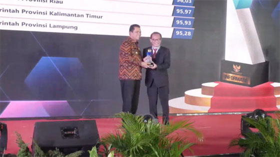 Ansar Ahmad Terima Anugerah Keterbukaan Informasi Publik