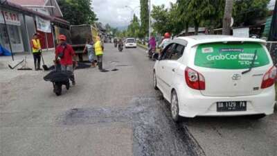 Warga Keluhkan Jalan Berlubang, Ketua Komisi III DPRD Kota Padang Bilang Begini