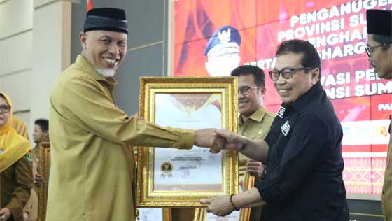 Gubernur Berikan Penghargaan Innovative Government Award Tingkat Provinsi Sumbar 2022 1 penghargaan Innovative Government Award