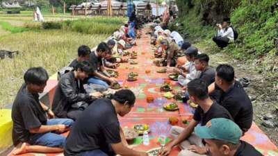 Penyair TPAT II-2022 di Padang Panjang Makan Bajamba di Tepi Sawah