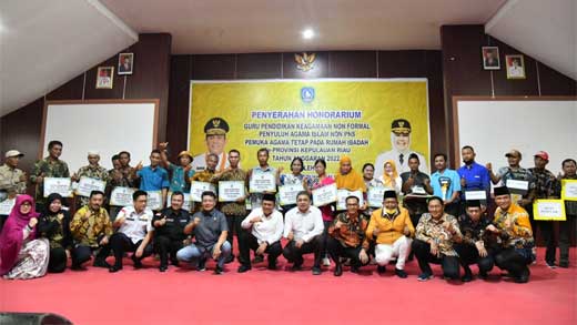 Penyerahan bantuan untuk mubaligh di Aula SMK Negeri 1 Batam, Kepri