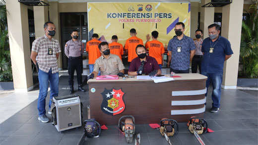 Polisi Tahan Tersangka Pembalak Hutan Perkebunan Perhutani di Bumisari Purworejo 1 Tahan Tersangka Pembalak Hutan