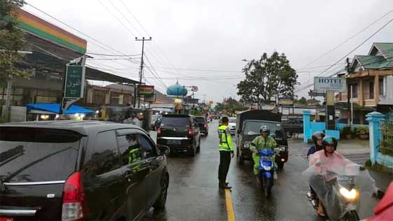 Polisi atur lalu lintas