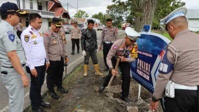 Polres Solok Pasang Replika Mobil Lantas di Titik Rawan Kecelakaan