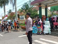 Polsek Banyuurip Kawal Karnaval Drumband SMPN 9 Purworejo