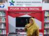 Kepala Dinas Perpustakaan dan Kearsipan, Prima Yanuarita di pojok baca digital MPP Payakumbuh