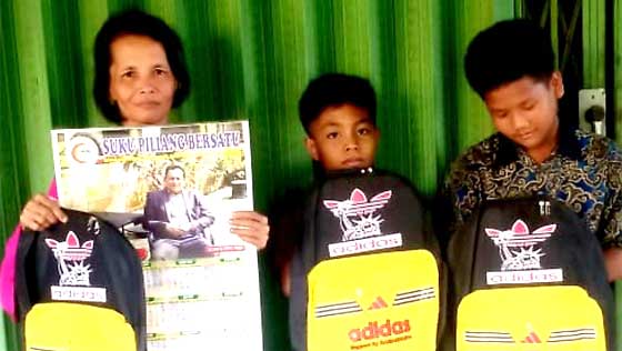 Bagi-bagi Tas Sekolah dan Kalender 2023