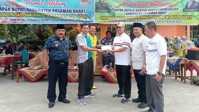 Sekda-Pasbar-Tutup-Turnamen-Bola-Voli-Osim-MTSN-7-CUP-III-2022