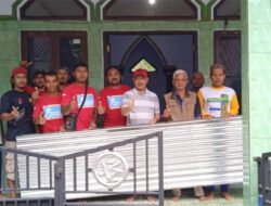 Bersama Pengurus Komando, Sulistiyo Widodo Serahkan Bantuan Atap Seng untuk Mushala Dukuh Wanatawang