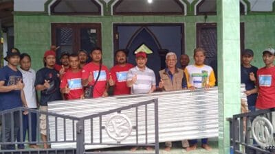 Bersama Pengurus Komando, Sulistiyo Widodo Serahkan Bantuan Atap Seng untuk Mushala Dukuh Wanatawang