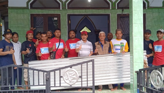 Serahkan-Bantuan-Atap-Seng