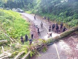 Begini Upaya TNI – Polri Membuka Palang Kayu di Jalan Trans Yapen Utara