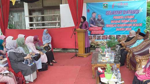 Ketua Forikan Kabupaten Solok, Ny. Hj. Emiko Epyardi Asda, SP buka Lomba Masak Serba Ikan Tingkat Kabupaten Solok