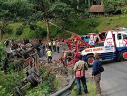 Truk Kontainer Terguling Di Jalan Raya Jambu – Semarang, Diduga Sopir Kurang Kuasai Laju Kendaraan