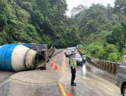 Sebuah truk molen terguling di Silaiang Kariang Padang Panjang