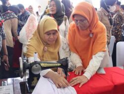 Ketika Umi Harneli Jahit Bendera Merah Putih