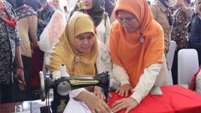 Ketika Umi Harneli Jahit Bendera Merah Putih