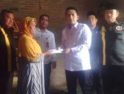 Kunker Ke Desa Surakarta, Wabup Lampura Serahkan Bantuan Kepada Ibu Ruki’Ah