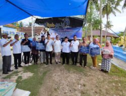 Wakil Bupati Pesisir Barat Serahkan Program Sosial BI di Pulau Pisang