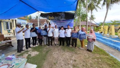 Wakil Bupati Pesisir Barat Serahkan Program Sosial BI di Pulau Pisang