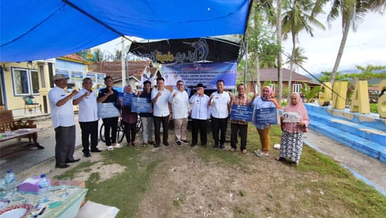 Wakil Bupati Pesisir Barat Serahkan Program Sosial BI di Pulau Pisang 1 Program Sosial BI di Pulau Pisang
