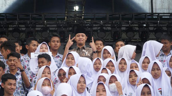 Erman Safar bersama siswa
