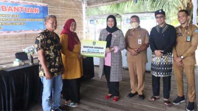 Warga Bintan Dapat Bantuan Peralatan UEP Berupa Gerobak Dagang