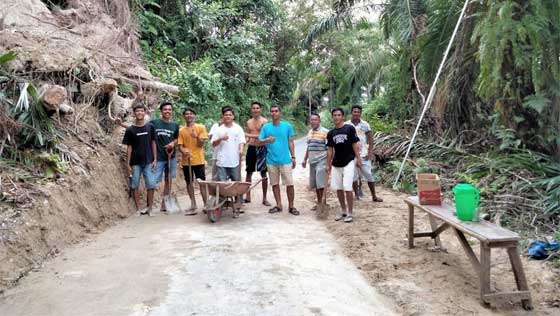 Bersihkan Material Longsor