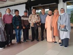 Ketika Asman Abnur Ajak Urang Kampung Hadiri Alek Baminantu di Batam 9 rombongan foto bersama Shadiq Pasadigoe