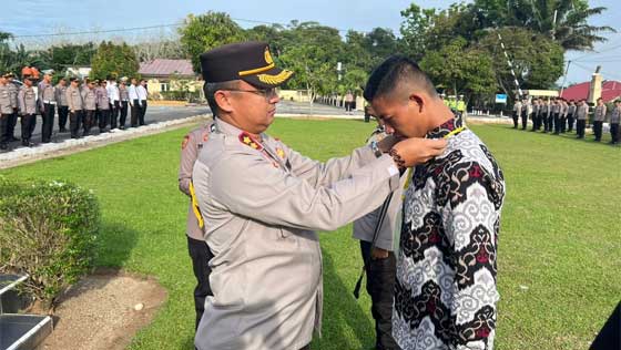 AKBP Nurhadiansyah sematkan tanda peserta pembinaan dan pelatihan calon Anggota Polri tahun 2023