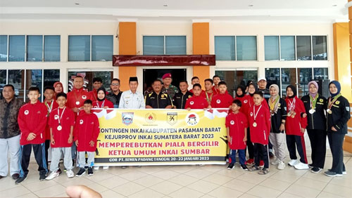 22 Karateka Pasaman Barat Ikuti Kejuaraan INKAI Sumbar 1 Wakil Bupati Risnawanto saat melepas 22 Karateka Pasaman Barat Ikuti Kejuaraan INKAI Sumbar