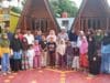 Asrial Chaniago Dt. Tambasa bersama anak yatim di Malalo Tigo Jurai