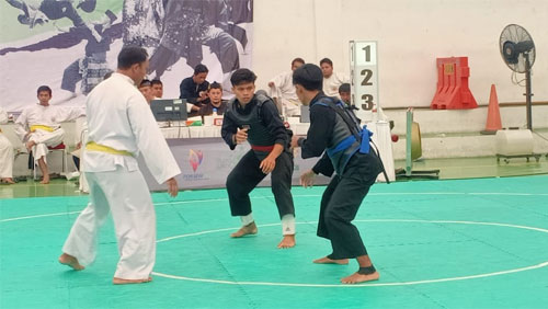 Atlet Pencak Silat NU Sumbar sedang berlaga