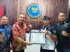 Kepala BNN Kota Sawahlunto AKBP Erlis, SE. MH, berikan penghargaan kepada Lapas Kelas III Dharmasraya yang diterima Kepala Lapas Budi Setyo Prabowo, A.Md.IP. S.Pd. M.Hum didampingi Ka.Kamtib, Juwanda Metria