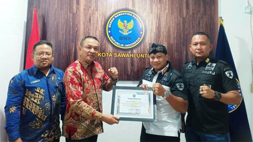 BNNK Sawahlunto Berikan Penghargaan kepada Lapas Kelas III Dharmasraya 1 Kepala BNN Kota Sawahlunto AKBP Erlis, SE. MH, berikan penghargaan kepada Lapas Kelas III Dharmasraya yang diterima Kepala Lapas Budi Setyo Prabowo, A.Md.IP. S.Pd. M.Hum didampingi Ka.Kamtib, Juwanda Metria