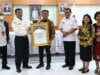 Yusharto Huntoyungo serahkan penghargaan IGA 2022 kategori daerah perbatasan terinovatif kepada Bupati Sanggau