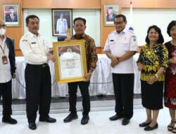 Yusharto Huntoyungo serahkan penghargaan IGA 2022 kategori daerah perbatasan terinovatif kepada Bupati Sanggau